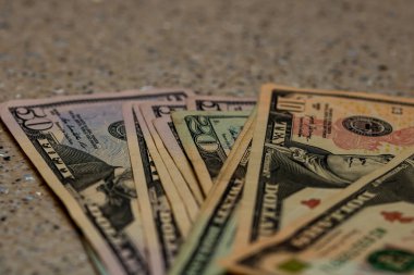 Amerikan doları banknotları Amerika Birleşik Devletleri 'nde ekonomiyi ve enflasyonu temsil ediyor. Amerikan doları para birimi geçmişi