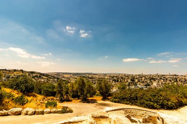 Ölü deniz turkuaz sularının ve etrafındaki çöl manzarasının panoramik görüntüsü İsrail 'in gözünden