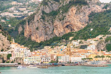 Amalfi Sahili 'nin kayalıklarında ana katedrali ve renkli eski binaları bulunan tarihi Amalfi kasabası.