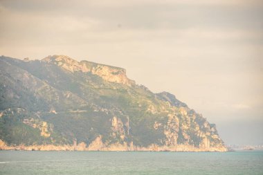 Amalfi Sahili 'nin kayalıklarında ana katedrali ve renkli eski binaları bulunan tarihi Amalfi kasabası.