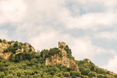 Amalfi Sahili 'nin kayalıklarında ana katedrali ve renkli eski binaları bulunan tarihi Amalfi kasabası.