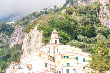 Amalfi Sahili 'nin kayalıklarında ana katedrali ve renkli eski binaları bulunan tarihi Amalfi kasabası.