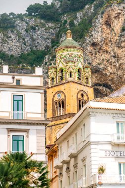 Amalfi Sahili 'nin kayalıklarında ana katedrali ve renkli eski binaları bulunan tarihi Amalfi kasabası.