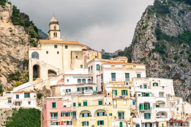 Amalfi Sahili 'nin kayalıklarında ana katedrali ve renkli eski binaları bulunan tarihi Amalfi kasabası.