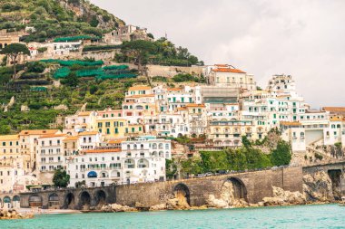 Amalfi Sahili 'nin kayalıklarında ana katedrali ve renkli eski binaları bulunan tarihi Amalfi kasabası.