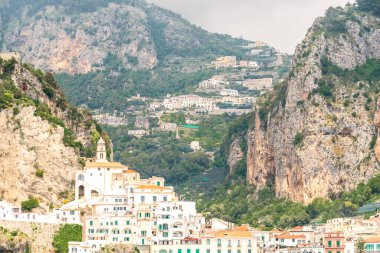 Amalfi Sahili 'nin kayalıklarında ana katedrali ve renkli eski binaları bulunan tarihi Amalfi kasabası.
