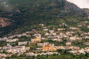 Amalfi Sahili 'nin kayalıklarında ana katedrali ve renkli eski binaları bulunan tarihi Amalfi kasabası.