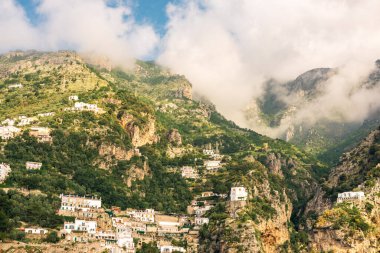 Amalfi Sahili 'nin kayalıklarında ana katedrali ve renkli eski binaları bulunan tarihi Amalfi kasabası.