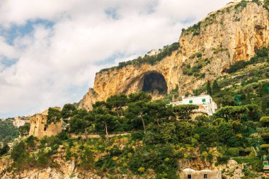 İtalya 'nın Amalfi Sahili' nin güzel kayalık köyü ve kıyı şeridi denizden görülüyor.