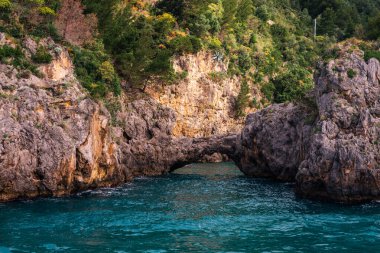 İtalya 'nın Amalfi Sahili' nin güzel kayalık köyü ve kıyı şeridi denizden görülüyor.