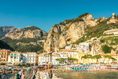 Amalfi Sahili 'nin kayalıklarında ana katedrali ve renkli eski binaları bulunan tarihi Amalfi kasabası.