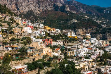 Amalfi Sahili 'nin kayalıklarında ana katedrali ve renkli eski binaları bulunan tarihi Amalfi kasabası.