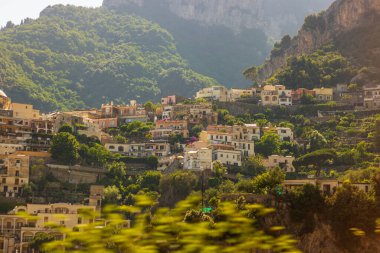 Positano İtalya 'nın Iconic köyü. Ana katedrali ve Amalfi Sahili' nin kayalıklarında renkli eski binaları var.