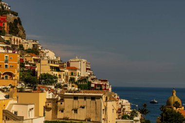 Positano İtalya 'nın Iconic köyü. Ana katedrali ve Amalfi Sahili' nin kayalıklarında renkli eski binaları var.