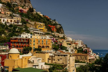 Positano İtalya 'nın Iconic köyü. Ana katedrali ve Amalfi Sahili' nin kayalıklarında renkli eski binaları var.