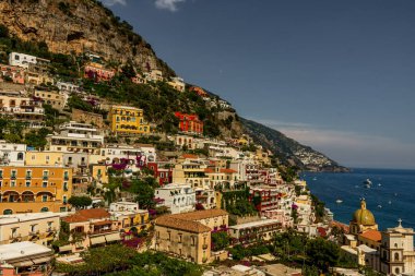 Positano İtalya 'nın Iconic köyü. Ana katedrali ve Amalfi Sahili' nin kayalıklarında renkli eski binaları var.
