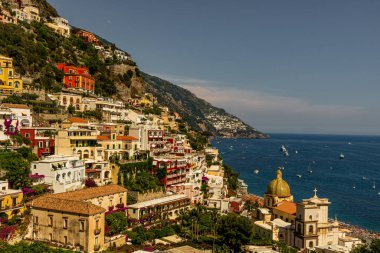 Positano İtalya 'nın Iconic köyü. Ana katedrali ve Amalfi Sahili' nin kayalıklarında renkli eski binaları var.