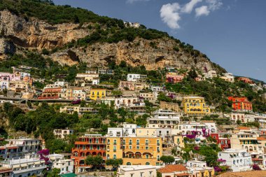Positano İtalya 'nın Iconic köyü. Ana katedrali ve Amalfi Sahili' nin kayalıklarında renkli eski binaları var.