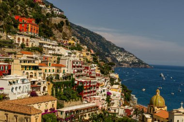 Positano İtalya 'nın Iconic köyü. Ana katedrali ve Amalfi Sahili' nin kayalıklarında renkli eski binaları var.