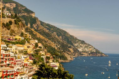 Positano İtalya 'nın Iconic köyü. Ana katedrali ve Amalfi Sahili' nin kayalıklarında renkli eski binaları var.