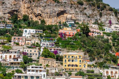 Positano İtalya 'nın Iconic köyü. Ana katedrali ve Amalfi Sahili' nin kayalıklarında renkli eski binaları var.