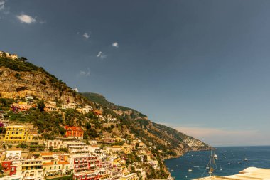 Positano İtalya 'nın Iconic köyü. Ana katedrali ve Amalfi Sahili' nin kayalıklarında renkli eski binaları var.