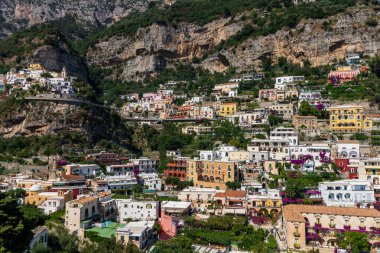 Positano İtalya 'nın Iconic köyü. Ana katedrali ve Amalfi Sahili' nin kayalıklarında renkli eski binaları var.