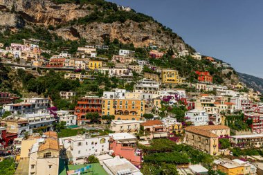Positano İtalya 'nın Iconic köyü. Ana katedrali ve Amalfi Sahili' nin kayalıklarında renkli eski binaları var.