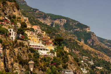 Positano İtalya 'nın Iconic köyü. Ana katedrali ve Amalfi Sahili' nin kayalıklarında renkli eski binaları var.