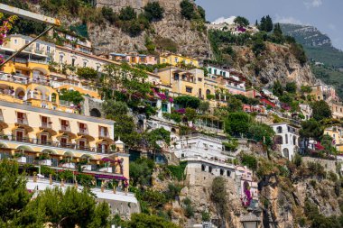 Positano İtalya 'nın Iconic köyü. Ana katedrali ve Amalfi Sahili' nin kayalıklarında renkli eski binaları var.