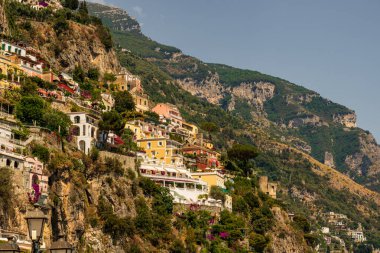 Positano İtalya 'nın Iconic köyü. Ana katedrali ve Amalfi Sahili' nin kayalıklarında renkli eski binaları var.