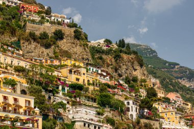 Positano İtalya 'nın Iconic köyü. Ana katedrali ve Amalfi Sahili' nin kayalıklarında renkli eski binaları var.