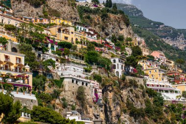 Positano İtalya 'nın Iconic köyü. Ana katedrali ve Amalfi Sahili' nin kayalıklarında renkli eski binaları var.