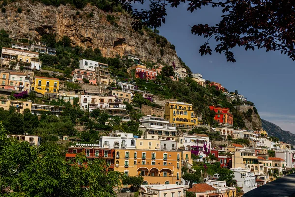 Positano İtalya 'nın Iconic köyü. Ana katedrali ve Amalfi Sahili' nin kayalıklarında renkli eski binaları var.