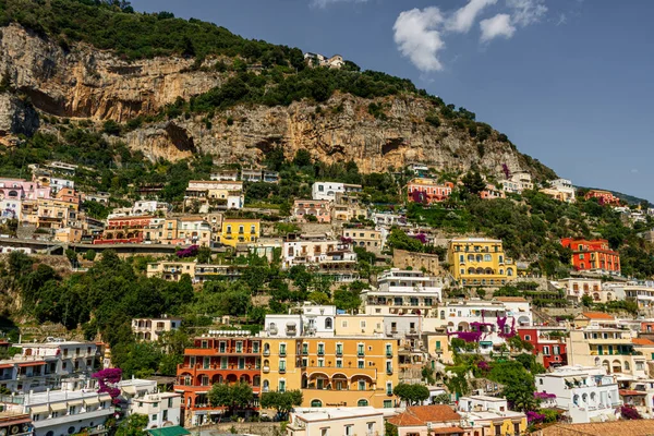 Positano İtalya 'nın Iconic köyü. Ana katedrali ve Amalfi Sahili' nin kayalıklarında renkli eski binaları var.