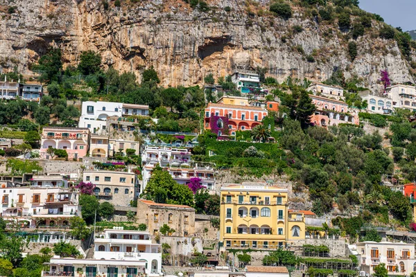 Positano İtalya 'nın Iconic köyü. Ana katedrali ve Amalfi Sahili' nin kayalıklarında renkli eski binaları var.