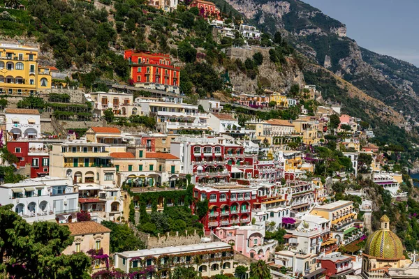 Positano İtalya 'nın Iconic köyü. Ana katedrali ve Amalfi Sahili' nin kayalıklarında renkli eski binaları var.