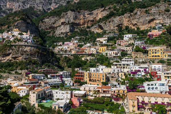 Positano İtalya 'nın Iconic köyü. Ana katedrali ve Amalfi Sahili' nin kayalıklarında renkli eski binaları var.