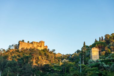Amalfi Sahili 'nin kayalıklarında renkli eski binaları olan İkonik Cinque Terre İtalya