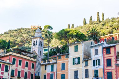 Amalfi Sahili 'nin kayalıklarında renkli eski binaları olan İkonik Cinque Terre İtalya