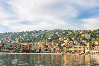 İtalya 'da Cinque Terre ve Amalfi Sahili' nin güzel kayalıkları denizden izleniyor.