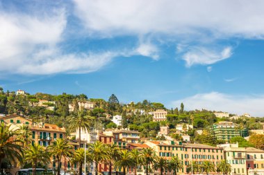 İtalya 'da Cinque Terre ve Amalfi Sahili' nin güzel kayalıkları denizden izleniyor.