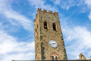 Amalfi Sahili 'nin kayalıklarında renkli eski binaları olan İkonik Cinque Terre İtalya
