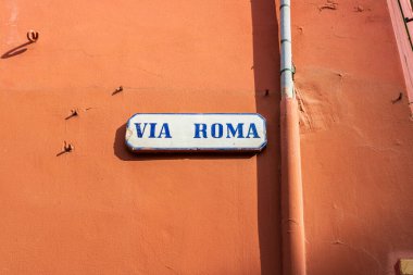 Amalfi Sahili 'nin kayalıklarında renkli eski binaları olan İkonik Cinque Terre İtalya