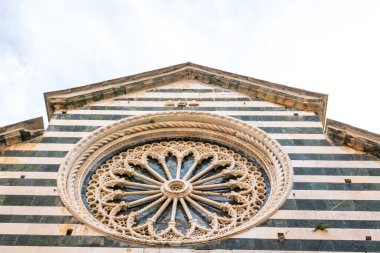 Amalfi Sahili 'nin kayalıklarında renkli eski binaları olan İkonik Cinque Terre İtalya