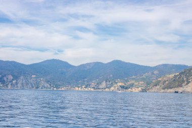 İtalya 'da Cinque Terre ve Amalfi Sahili' nin güzel kayalıkları denizden izleniyor.