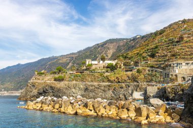 İtalya 'da Cinque Terre ve Amalfi Sahili' nin güzel kayalıkları denizden izleniyor.