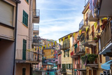 Amalfi Sahili 'nin kayalıklarında renkli eski binaları olan İkonik Cinque Terre İtalya