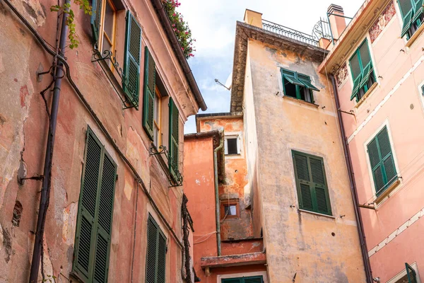 Amalfi Sahili 'nin kayalıklarında renkli eski binaları olan İkonik Cinque Terre İtalya