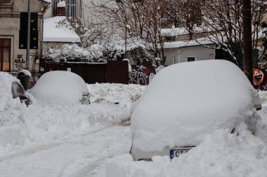 Yoğun bir kar yağışından sonra şehir karla kaplandı. Kış boyunca şehir manzarası
